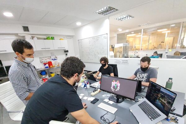 Mirai 3D, una startup que combina impresión 3D y realidad aumentada para hacer más seguras las cirugías
El equipo de Mirai 3D en sus oficinas en la Fundación Argentina de Nanotecnología - Sputnik Mundo