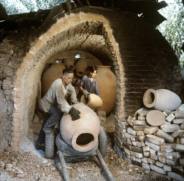 El método georgiano de hacer vino en Tinaja Kvevri — grandes jarras de arcilla — no tiene análogos en el mundo. Es por eso que en 2013 fue incluido en la Lista del Patrimonio Cultural Inmaterial de la Unesco.  - Sputnik Mundo