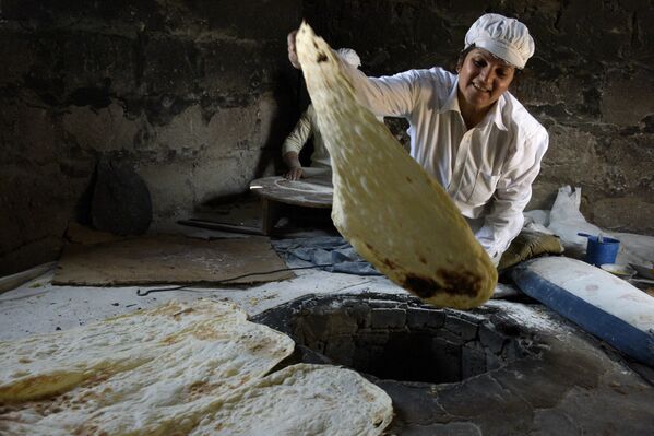 Lavash, el pan armenio tradicional, se incluyó en la Lista del Patrimonio Inmaterial de la Unesco en el 2014. - Sputnik Mundo