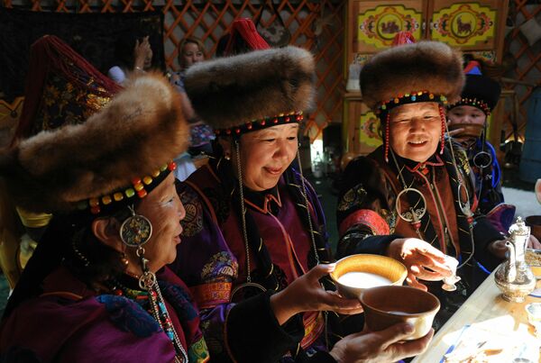 En el 2020, el método de elaboración mongol de hacer kumis —una bebida láctea fermentada hecha de leche de yegua— se agregó a la Lista del Patrimonio Inmaterial de la Unesco. Esta bebida se hace en recipientes hechos a mano de piel de vaca. - Sputnik Mundo