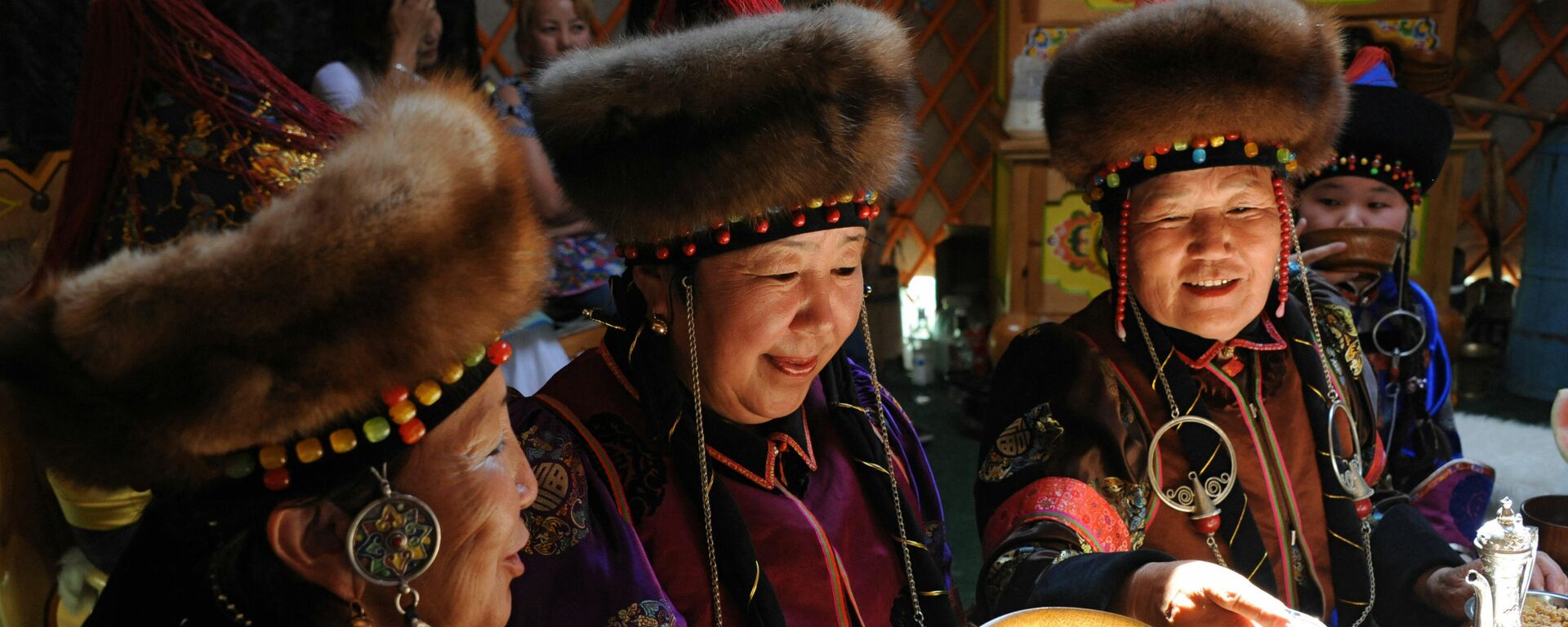 Mujeres preparan kumis en Mongolia - Sputnik Mundo, 1920, 26.03.2021