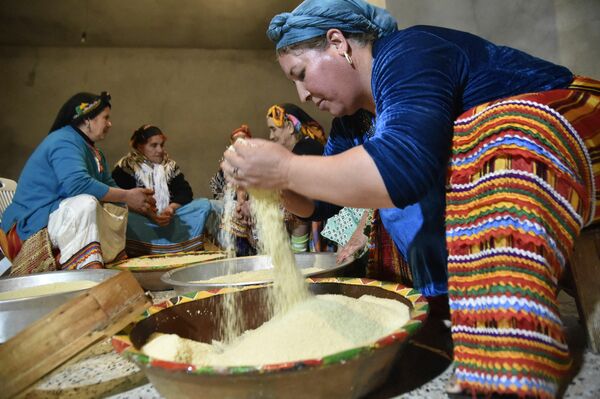 El cuscús, un plato árabe popular en el norte de África de sémola, carne y verduras que se cocina al vapor, fue incluido en la Lista del Patrimonio Inmaterial de la Unesco en el 2020. - Sputnik Mundo