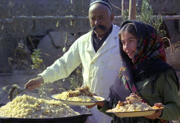 Las versiones uzbeka y tayika del pilaf se incluyeron en la Lista del Patrimonio Cultural Inmaterial de la Unesco en el 2017. Existen hasta 200 variantes de la receta de este plato, pero básicamente se hace de arroz, carne y especias. - Sputnik Mundo