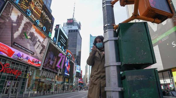 Una persona en mascarilla en las calles vacías de Nueva York - Sputnik Mundo