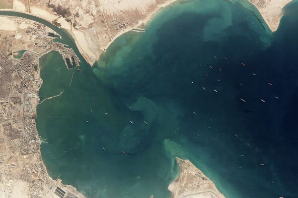 Una imagen satelital del atasco marítimo que se formó en el Canal de Suez después de que el 23 de marzo el portacontenedores Ever Given bloqueara por completo la vía fluvial - Sputnik Mundo