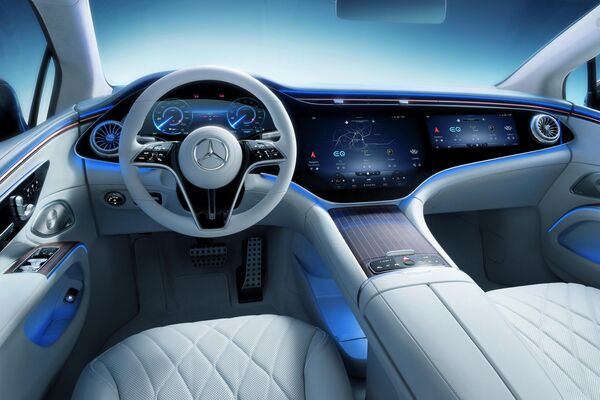 El interior del Mercedes EQS con el panel interactivo Hyperscreen - Sputnik Mundo