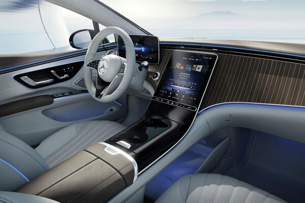 El interior del Mercedes EQS con un panel básico - Sputnik Mundo