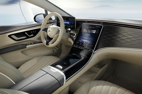 
El interior del Mercedes EQS con un panel básico
 - Sputnik Mundo