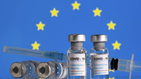 Viales con vacunas contra COVID-19 con la bandera de la UE de fondo - Sputnik Mundo