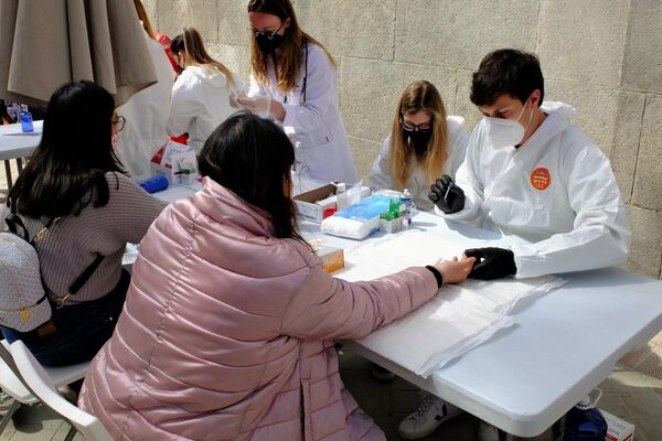 Voluntarios de la Fundación Madrina haciendo pruebas gratuitas de COVID-19 - Sputnik Mundo