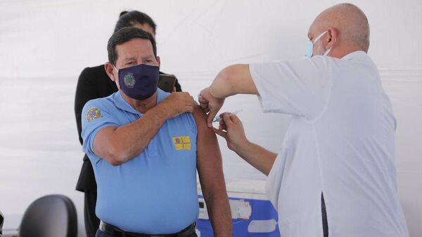 Antonio Hamilton Mourao vicepresidente brasileño recibe la primera dosis de la vacuna contra el COVID-19 Coronavac - Sputnik Mundo