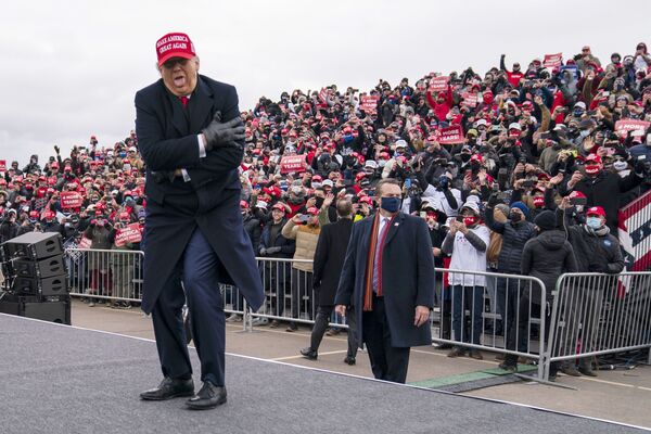 Donald Trump se queja en broma del frío en una reunión con sus seguidores durante su campaña electoral de 2020 en Michigan. - Sputnik Mundo