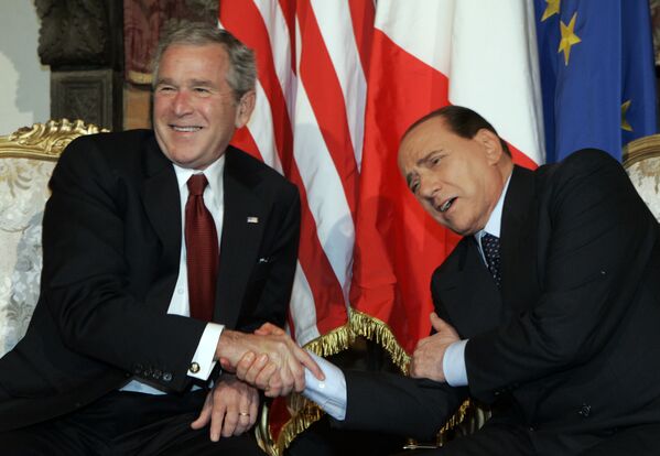 El 43 presidente estadounidense, George W. Bush, y el ex primer ministro italiano, Silvio Berlusconi, se reúnen en Roma, 2008.  - Sputnik Mundo