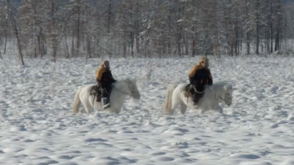 Dos aventureros de la región siberiana Yakutia emprendieron un viaje de Oimiakón a Europa a caballo - Sputnik Mundo