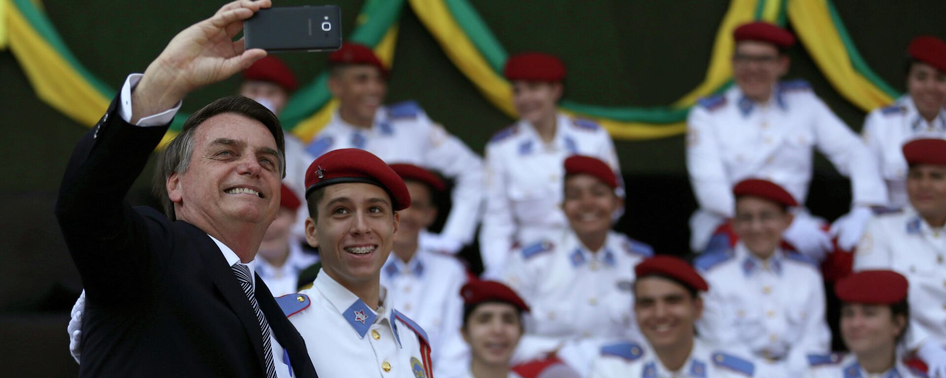 El presidente de Brasil, Jair Bolsonaro, junto a estudiantes de la Escuela Militar en 2019 - Sputnik Mundo, 1920, 01.04.2021