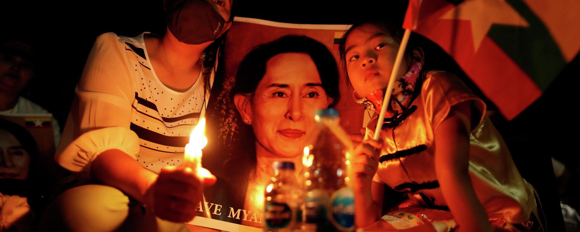 Protestantes con una foto de Aung San Suu Kyi, consejera de Estado derrocada - Sputnik Mundo, 1920, 01.04.2021