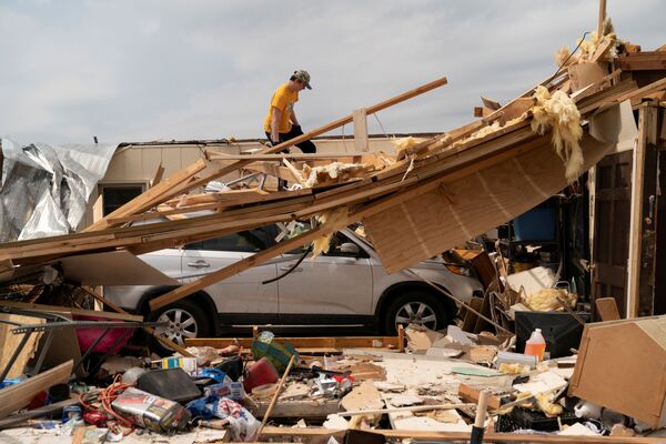 El paso de una cadena de tornados en Alabama causó varios daños materiales y al menos 5 víctimas mortales. En la foto: Un hombre evalúa los daños materiales en la casa de su abuela el día después de los tornados. - Sputnik Mundo