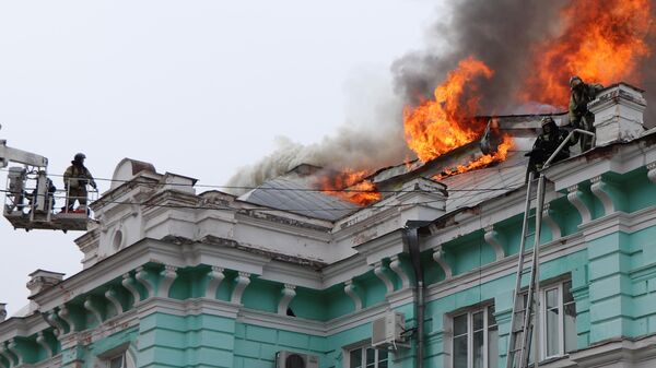 El incendio en el techo del centro de cirugía cardíaca de Blagoveshchensk - Sputnik Mundo
