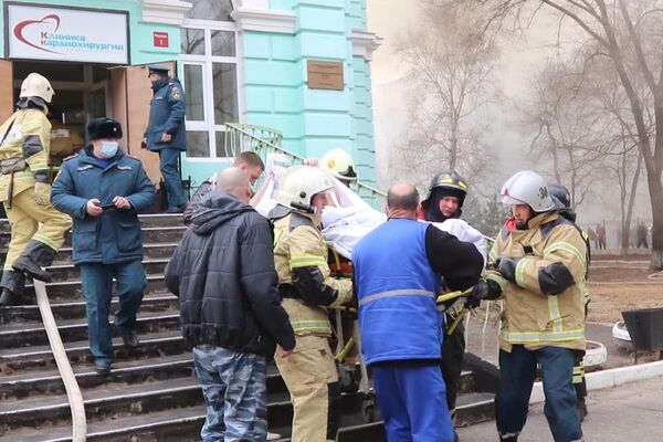 La evacuación de un paciente del hospital envuelto en llamas en Blagoveshchensk - Sputnik Mundo