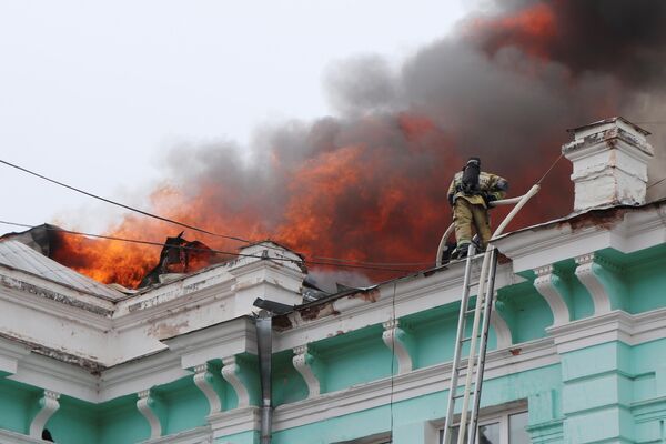 Los bomberos apagan el fuego en el techo del centro de cirugía cardíaca de Blagoveshchensk - Sputnik Mundo