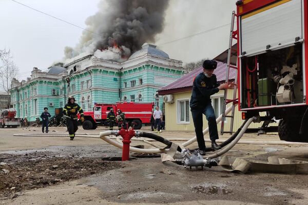 Los bomberos apagan el fuego en el centro de cirugía cardíaca de Blagoveshchensk - Sputnik Mundo