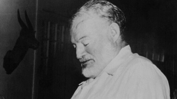 Ernest Hemingway, escritor estadounidense - Sputnik Mundo