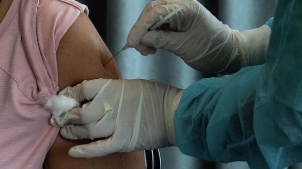 Aplicación de una vacuna contra COVID-19 en Montevideo, Uruguay - Sputnik Mundo