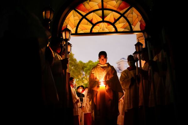 Los católicos chinos asisten a la Vigilia Pascual en medio del brote de coronavirus  en una iglesia católica en Shanghái (China). - Sputnik Mundo
