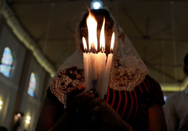 Una creyente asiste a las oraciones del Domingo de Pascua en conmemoración del bombardeo de la Iglesia de San Sebastián el 21 de abril de 2019 en Katuwapitiya (Sri Lanka). - Sputnik Mundo