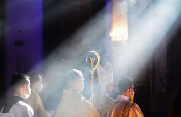 Los clérigos celebran una misa de Pascua en la Archicatedral de San Juan en Varsovia. - Sputnik Mundo