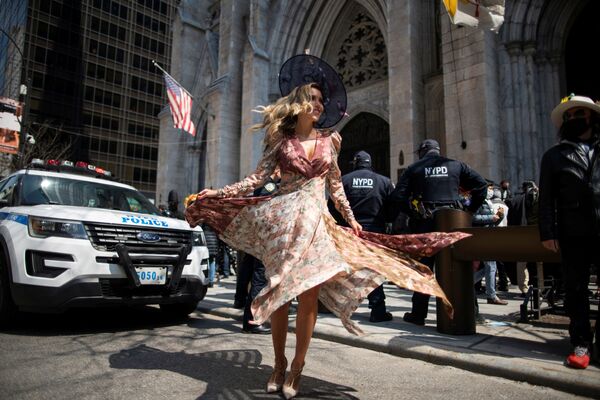 Una mujer asiste a un desfile anual de Pascua y al Festival Bonnet en la Quinta Avenida, en medio del brote de coronavirus en Nueva York (EEUU). - Sputnik Mundo