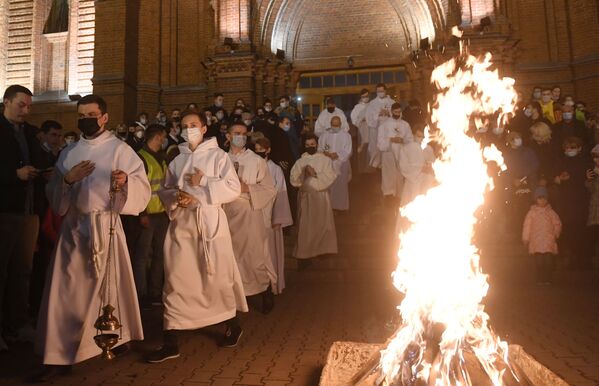Los creyentes y clérigos durante una misa solemne de Pascua en la catedral católica de la Inmaculada Concepción de la Santa Virgen María de Moscú. - Sputnik Mundo