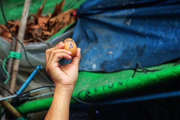 Esta foto muestra a un manifestante que sostiene un huevo decorado con un mensaje en apoyo a los manifestaciones contra el golpe militar durante una protesta en la parroquia de Insein, en Rangún, que coincidió con el Domingo de Pascua. - Sputnik Mundo