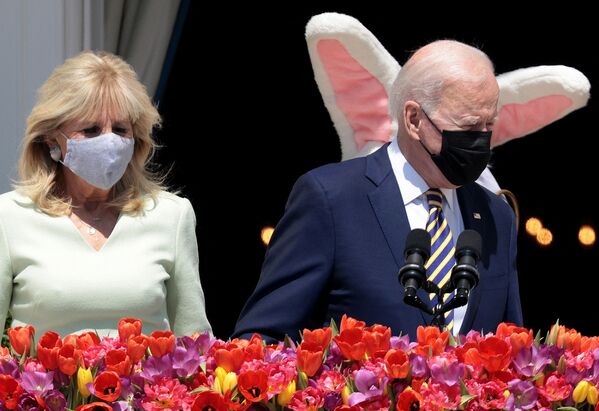 El presidente de EEUU, Joe Biden, y la primera dama, Jill Biden, aparecen con el conejo de Pascua en la Casa Blanca. - Sputnik Mundo