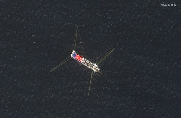 Vista de cerca de un barco pesquero en el arrecife Whitsun, en una imagen satelital de Maxar tomada el 23 de marzo de 2021. - Sputnik Mundo