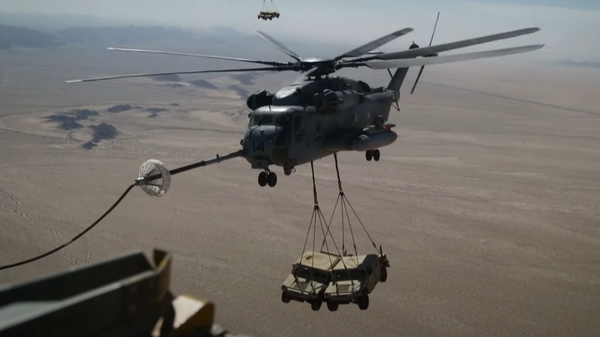 Helicópteros CH-53E Super Stallion se reabastecen de combustible en el aire cargados con 2 Humvee - Sputnik Mundo