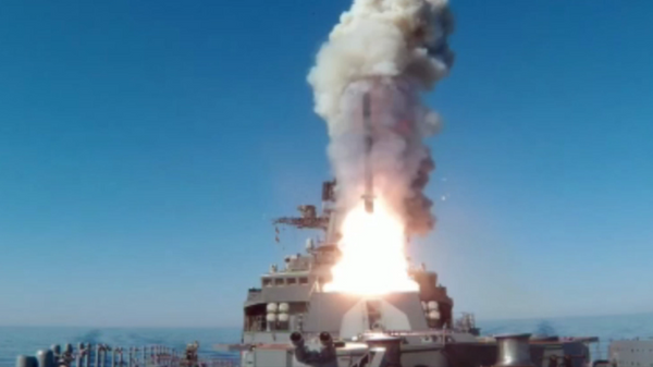 Una fragata de la Armada rusa ataca objetivos con misiles Kalibr - Sputnik Mundo
