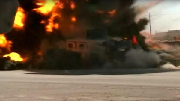 Un coche bomba vuela por los aires un Humvee estadounidense en Irak - Sputnik Mundo
