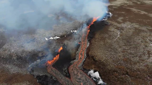 Islandia: Imágenes aéreas muestran la lava que fluye desde una nueva fisura en sitio de erupción volcánica cerca de Reikiavik - Sputnik Mundo