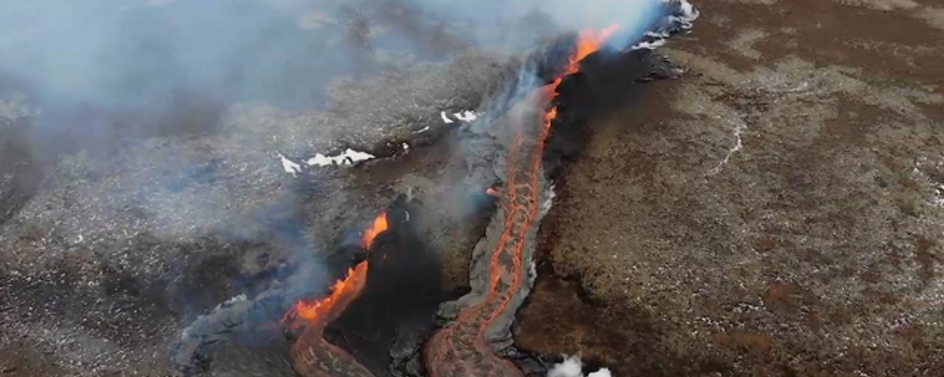 Islandia: Imágenes aéreas muestran la lava que fluye desde una nueva fisura en sitio de erupción volcánica cerca de Reikiavik - Sputnik Mundo, 1920, 07.04.2021