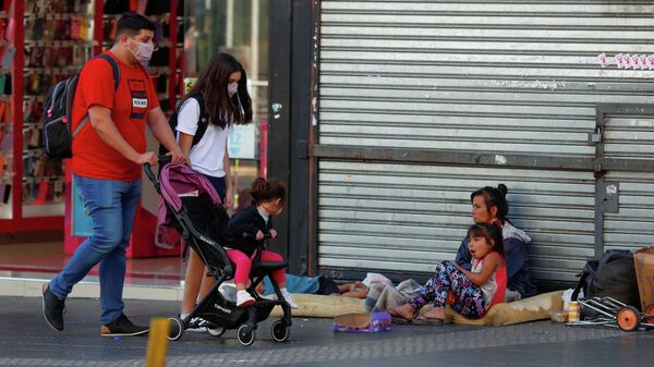 Una familia pidiendo limosna en Buenos Aires - Sputnik Mundo
