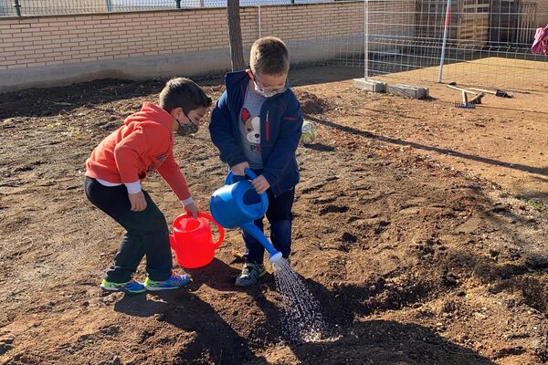 Niños regando el huerto de su colegio público en Sorihuela del Guadalimar, Jaén, España - Sputnik Mundo