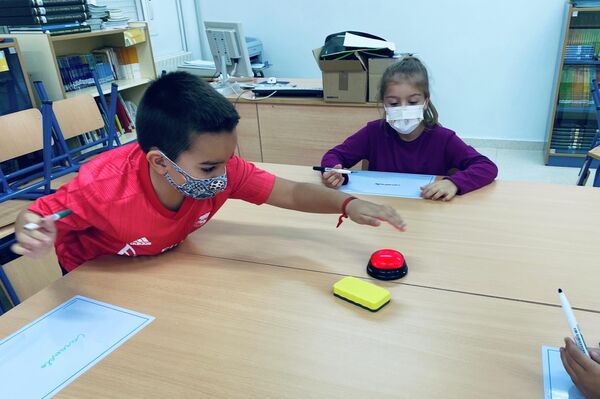 Niños del colegio público de Sorihuela del Guadalimar, Jaén, España, aprenden mediante métodos inclusivos y juegos - Sputnik Mundo