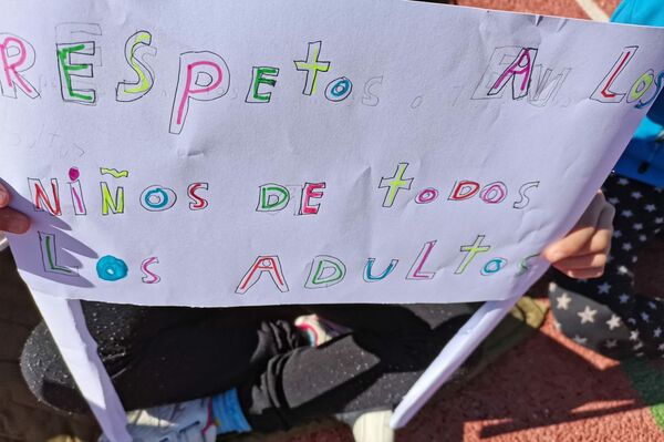 Cartel en el colegio rural de Cabanillas de la Sierra en Madrid, que apuesta por una educación en positivo y respetuosa - Sputnik Mundo