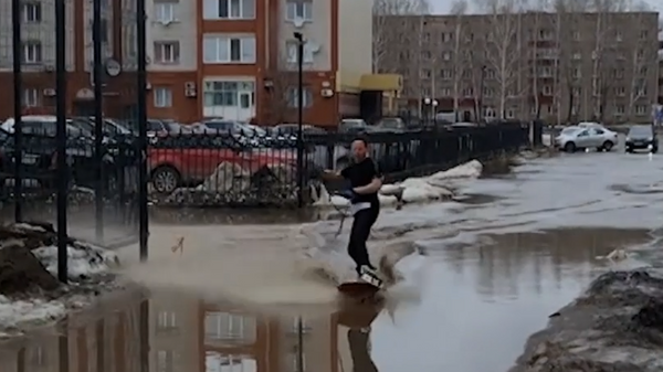 Así surfean los rusos en los charcos primaverales - Sputnik Mundo
