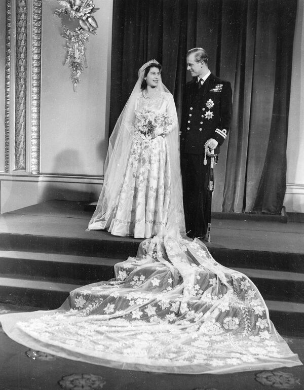 La foto oficial de la boda de la princesa Isabel y el príncipe Felipe, duque de Edimburgo, realizada el 20 de noviembre de 1947. - Sputnik Mundo