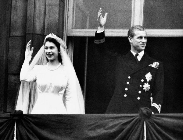 La princesa Isabel y el príncipe Felipe saludan a la multitud desde el balcón del palacio de Buckingham el día de su boda, el 20 de noviembre de 1947. - Sputnik Mundo