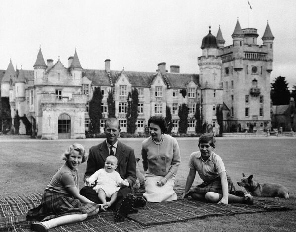 Isabel y Felipe tuvieron cuatro hijos: el príncipe Carlos y la princesa Ana nacieron cuando la monarca todavía era princesa, diez años más tarde, nació el príncipe Andrés y en 1964, Isabel dio a luz al príncipe Eduardo. - Sputnik Mundo