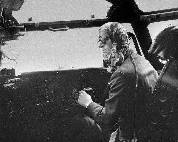 El príncipe Felipe maneja un avión de transporte militar Blackburn el 11 de abril de 1956. Unos minutos después un extintor de incendios estalló y llenó la cabina con gases asfixiantes. El duque consiguió mantener el control del avión a pesar del peligro y lo hizo aterrizar perfectamente 10 minutos después. - Sputnik Mundo