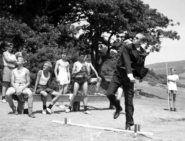 El príncipe Felipe lanza una jabalina durante la visita al Outward Bound Sea School, en Gales, el 12 de julio de 1949. - Sputnik Mundo